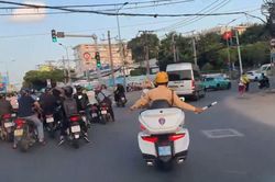 Vượt dòng xe giờ tan tầm, CSGT mở đường đưa 'món quà sự sống' xuyên phố cứu bệnh nhân suy tim