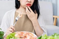 Dị ứng với ngộ độc hải sản không giống nhau: Nhận biết ở dấu hiệu này, đừng để phải trả giá đắt vì xử trí sai