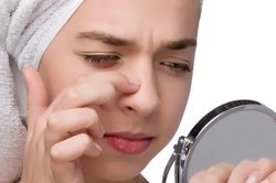 6 thói quen khiến mụn đầu đen mãi không hết, nhiều người vẫn lặp lại mỗi ngày