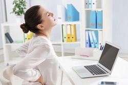 4 t&aacute;c hại của việc ngồi l&agrave;m việc qu&aacute; l&acirc;u m&agrave; d&acirc;n c&ocirc;ng sở kh&ocirc;ng n&ecirc;n chủ quan