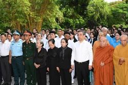 Ủy ban MTTQVN TPHCM d&acirc;ng hương liệt sĩ v&agrave; động vi&ecirc;n lực lượng t&igrave;m kiếm tại c&ocirc;ng vi&ecirc;n L&ecirc; Thị Ri&ecirc;ng
