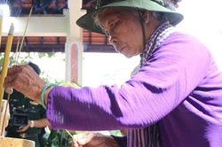 Gia đ&igrave;nh liệt sĩ Huỳnh Văn Qu&ecirc;n đến C&ocirc;ng vi&ecirc;n L&ecirc; Thị Ri&ecirc;ng thắp hương c&aacute;c liệt sĩ