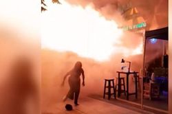 Video khoảnh khắc lửa b&ugrave;ng l&ecirc;n trong vụ ch&aacute;y qu&aacute;n bar khiến 27 người chết tại Bangkok