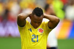 Bỏ lỡ bàn thắng ở World Cup, tiền vệ Colombia bị dọa giết