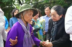 Bà Nguyễn Thị Lệ đến Công viên Lê Thị Riêng, chờ kết quả ADN liệt sĩ Huỳnh Văn Quên