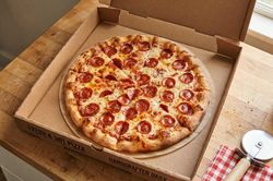 Bánh pizza hình tròn, sao lại đựng trong hộp vuông?