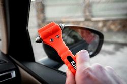 Búa thoát hiểm trên ô tô 4 chỗ: Không cần thiết đến mức bắt buộc phải có