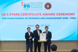 Trao chứng nhận cho trường công lập đầu tiên của Việt Nam đạt QS Stars 5 sao