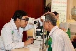 Chung tay bảo vệ thị lực cho người cao tuổi trước tốc độ già hóa dân số