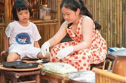 Con gái Tuấn Hưng khéo tay