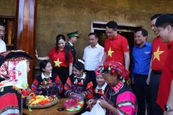 Hành trình 'Tôi yêu Tổ quốc tôi' đến với người dân vùng biên
