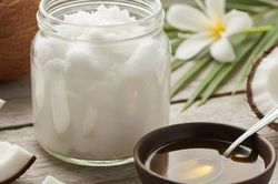 Nên dùng dầu dừa hay dầu ô liu để làm đẹp da?