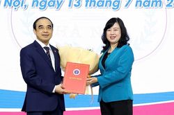 Bộ trưởng Đào Hồng Lan trao quyết định bổ nhiệm Hiệu trưởng Trường Đại học Y Hà Nội