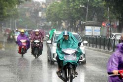 Gi&oacute; m&ugrave;a T&acirc;y Nam hoạt động mạnh, Trung Bộ v&agrave; Nam Bộ mưa rất lớn
