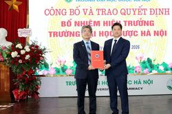 Thứ trưởng Thường trực Vũ Mạnh Hà trao quyết định bổ nhiệm Hiệu trưởng Trường Đại học Dược Hà Nội
