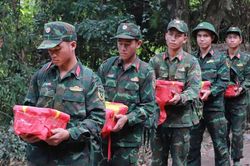 T&igrave;m thấy 5 h&agrave;i cốt liệt sĩ tại hang Đ&aacute; Sập nằm s&acirc;u dưới lớp đất đ&aacute; v&agrave; rễ c&acirc;y