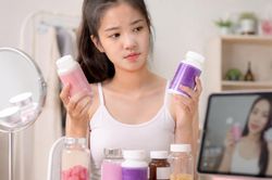 Thanh thiếu ni&ecirc;n c&oacute; n&ecirc;n uống collagen, biotin để l&agrave;m đẹp?