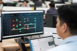 Cổ phiếu PNJ bất ngờ tăng kịch trần, VN-Index đảo chiều lấy lại sắc xanh