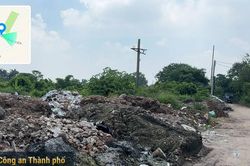 Ngao ng&aacute;n t&igrave;nh trạng đổ trộm phế thải tại giữa khu d&acirc;n cư phường Bồ Đề