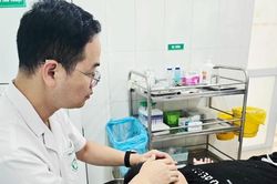Trẻ nhỏ cũng có thể bị liệt mặt, bác sĩ cảnh báo dấu hiệu không nên chủ quan