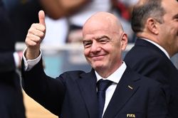 Khán giả ngán ngẩm vì chủ tịch FIFA 'chiếm sóng' World Cup