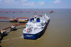 EU mua lượng kh&iacute; LNG kỷ lục từ Nga