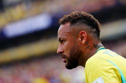 Ronaldo ngăn Neymar chia tay tuyển Brazil