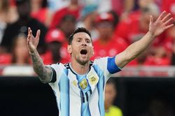 Đòi 'cho Messi đi ngủ', người Anh đang chơi với lửa