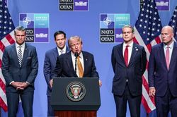 Sốc với ph&iacute; Hormuz của Tổng thống Trump