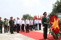 Thủ tướng Ch&iacute;nh phủ L&ecirc; Minh Hưng d&acirc;ng hương tưởng niệm c&aacute;c Anh h&ugrave;ng liệt sĩ tỉnh Ph&uacute; Thọ