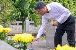Thủ tướng d&acirc;ng hương tưởng niệm c&aacute;c Anh h&ugrave;ng liệt sĩ v&agrave; tặng qu&agrave; gia đ&igrave;nh c&oacute; c&ocirc;ng với c&aacute;ch mạng tại L&agrave;o Cai