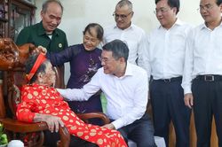 Thủ tướng tặng qu&agrave; Mẹ Việt Nam anh h&ugrave;ng v&agrave; d&acirc;ng hương tưởng niệm c&aacute;c Anh h&ugrave;ng liệt sĩ tại Ph&uacute; Thọ