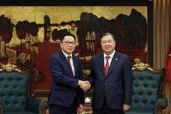 Ph&oacute; Thủ tướng Thường trực Phạm Gia T&uacute;c tiếp Bộ trưởng N&ocirc;ng nghiệp v&agrave; M&ocirc;i trường L&agrave;o Linkham Douangsavanh