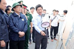 Phó Thủ tướng Hồ Quốc Dũng khảo sát tình hình sạt lở tại khu vực Gành Hào, Cà Mau