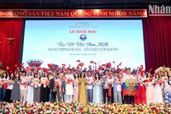 [Ảnh] Thanh ni&ecirc;n kiều b&agrave;o với h&agrave;nh tr&igrave;nh t&igrave;m về nguồn cội v&agrave; kh&aacute;m ph&aacute; di sản