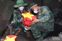 Đ&agrave; Nẵng t&igrave;m thấy nhiều h&agrave;i cốt liệt sĩ tại hang Đ&aacute; Sập