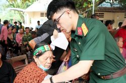 Học viện Quân y khám bệnh, cấp thuốc, tặng quà cho người dân xã Linh Hồ, tỉnh Tuyên Quang