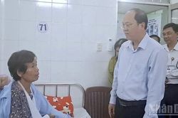 Lãnh đạo Cà Mau thăm hỏi người dân bị thương do dông lốc