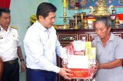 L&atilde;nh đạo Đo&agrave;n đại biểu Quốc hội tỉnh Quảng Trị thăm, tặng qu&agrave; thương binh v&agrave; gia đ&igrave;nh liệt sĩ