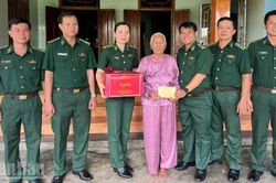 Bộ đội Biên phòng tỉnh Đắk Lắk thăm, tặng quà Mẹ Việt Nam Anh hùng