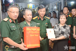 Thượng tướng L&ecirc; Quang Minh tặng qu&agrave; đối tượng ch&iacute;nh s&aacute;ch x&atilde; Vị Xuy&ecirc;n, tỉnh Tuy&ecirc;n Quang