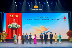 Vietnam Airlines đón nhận Huân chương Lao động hạng Ba và Bằng khen của Thủ tướng Chính phủ