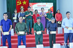 Quân đoàn 34: Trao 40 suất quà tình nghĩa tặng các gia đình chính sách tại xã Rờ Kơi (Quảng Ngãi)