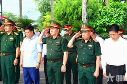 Đại tướng Nguyễn Trọng Nghĩa dâng hương tri ân các anh hùng liệt sĩ tại Nghĩa trang Liệt sĩ quốc gia Vị Xuyên