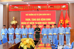 Quân khu 9: Thăm hỏi bệnh binh đang điều trị tại Bệnh viện Quân y 121
