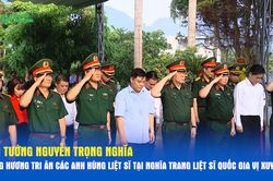 Đại tướng Nguyễn Trọng Nghĩa d&acirc;ng hương tri &acirc;n c&aacute;c Anh h&ugrave;ng liệt sĩ tại Nghĩa trang Liệt sĩ quốc gia Vị Xuy&ecirc;n