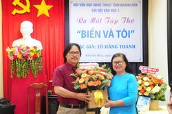 Nhà thơ Tô Hằng Thanh ra mắt tập Biển và tôi