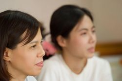 Lời hứa năm lớp 7 l&agrave; động lực quyết t&acirc;m của nữ thủ khoa to&agrave;n quốc: 'Con sẽ học thật giỏi để đưa mẹ đi mu&ocirc;n nơi'