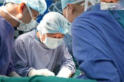Đau bụng, sốt kéo dài, người phụ nữ phát hiện nang tụy vôi hóa 7cm