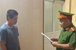 Khởi tố người đ&agrave;n &ocirc;ng say rượu x&ocirc;ng v&agrave;o trụ sở UBND x&atilde; đập ph&aacute; t&agrave;i sản